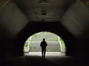 Túnel histórico subterráneo bajo Nueva York con arquitectura antigua y vías abandonadas