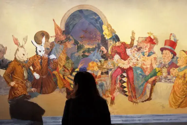 Mural de Alicia en Nueva York que promueve bienestar, creatividad y conexión comunitaria mediante el arte público