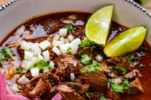 Nueva York destaca por el éxito de la birria mexicana y nuevas inversiones de lujo que fortalecen su economía global