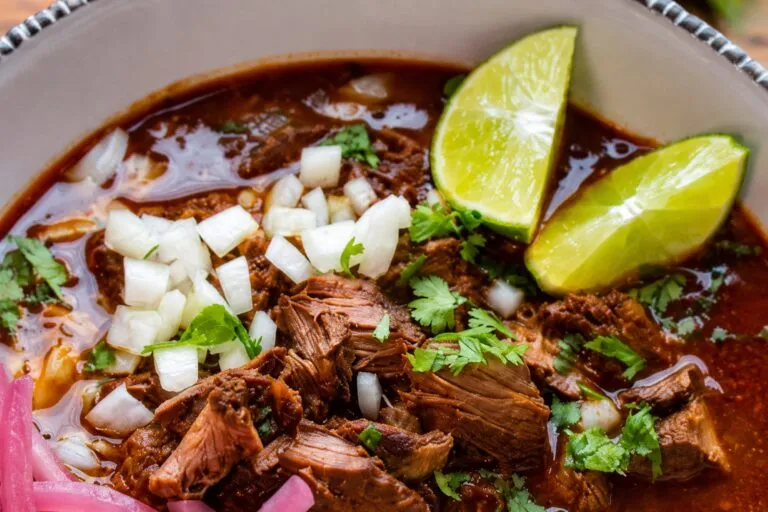 Nueva York destaca por el éxito de la birria mexicana y nuevas inversiones de lujo que fortalecen su economía global