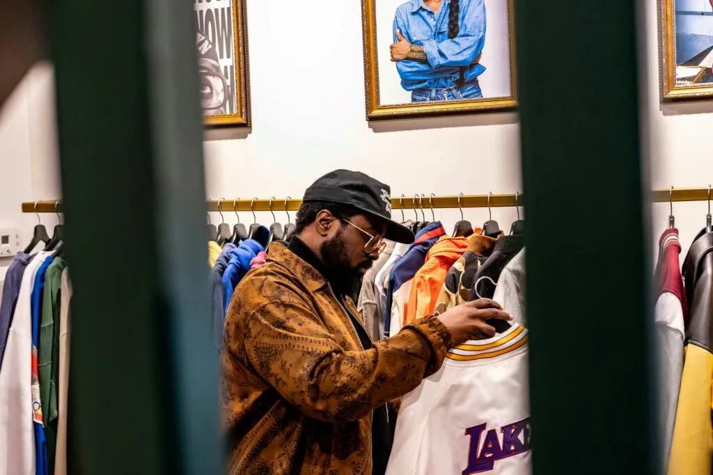 Compradores recorren una tienda de ropa en Nueva York aprovechando la regla para comprar ropa sin impuestos vigente en 2026.