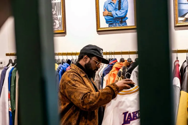 Compradores recorren una tienda de ropa en Nueva York aprovechando la regla para comprar ropa sin impuestos vigente en 2026.