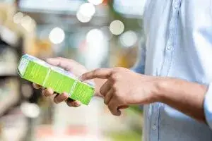 Etiquetas claras en Nueva York para reducir desperdicios de alimentos y mejorar la información al consumidor.