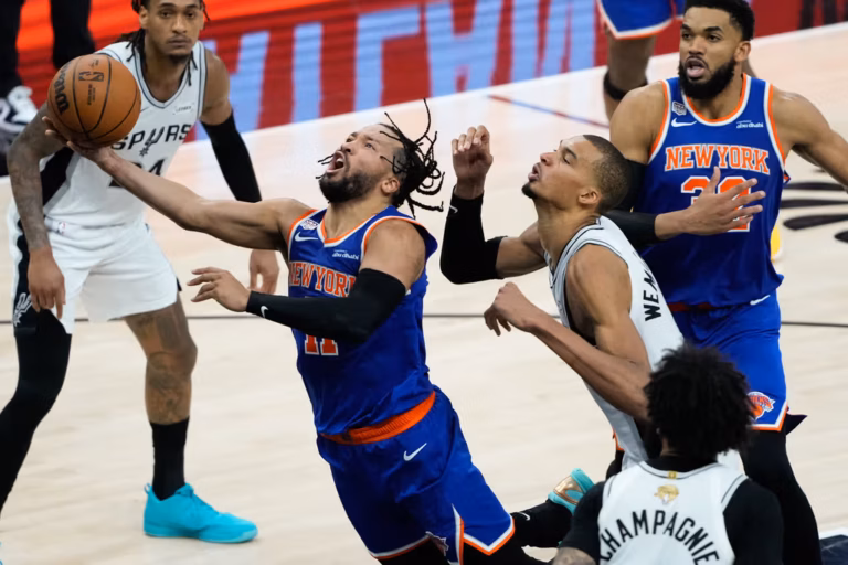 Jugadores de los New York Knicks celebran el campeonato de la NBA frente a miles de aficionados