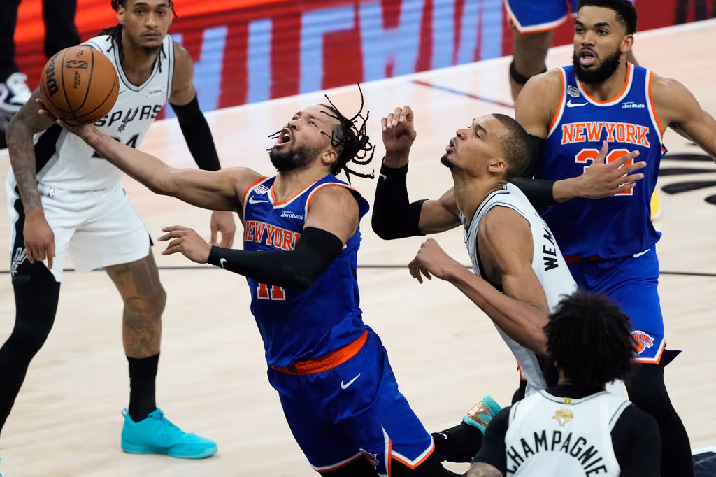 Jugadores de los New York Knicks celebran el campeonato de la NBA frente a miles de aficionados
