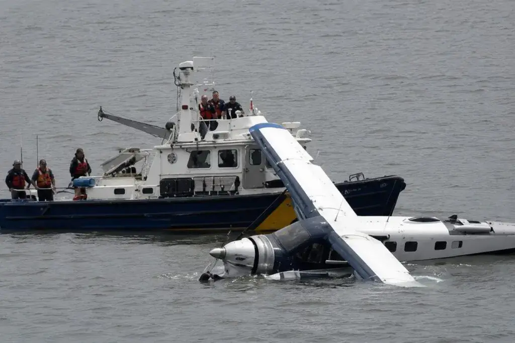 Avioneta en East River tras aterrizaje de emergencia en Nueva York con operativo de rescate y equipos de emergencia.