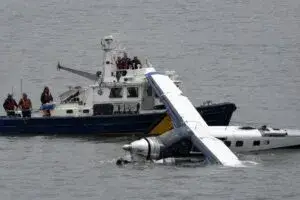 Avioneta en East River tras aterrizaje de emergencia en Nueva York con operativo de rescate y equipos de emergencia.