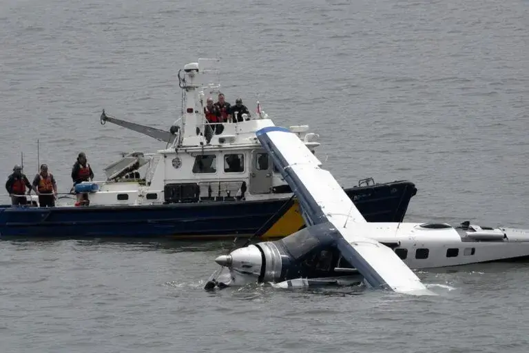 Avioneta en East River tras aterrizaje de emergencia en Nueva York con operativo de rescate y equipos de emergencia.