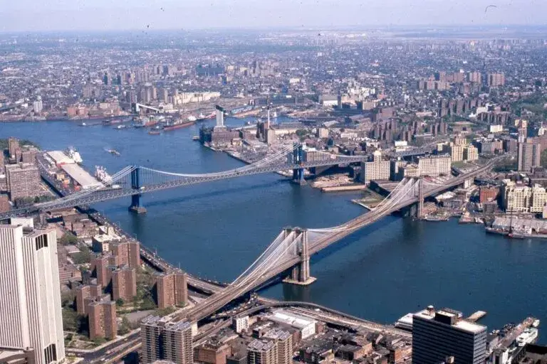 Hidroavión en Nueva York realiza un aterrizaje forzoso y moviliza a equipos de rescate.
