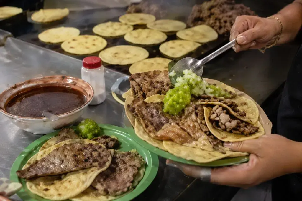 Fachada inspirada en El Califa de León Nueva York con tacos mexicanos y ambiente gastronómico en Flatiron.