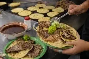 Fachada inspirada en El Califa de León Nueva York con tacos mexicanos y ambiente gastronómico en Flatiron.