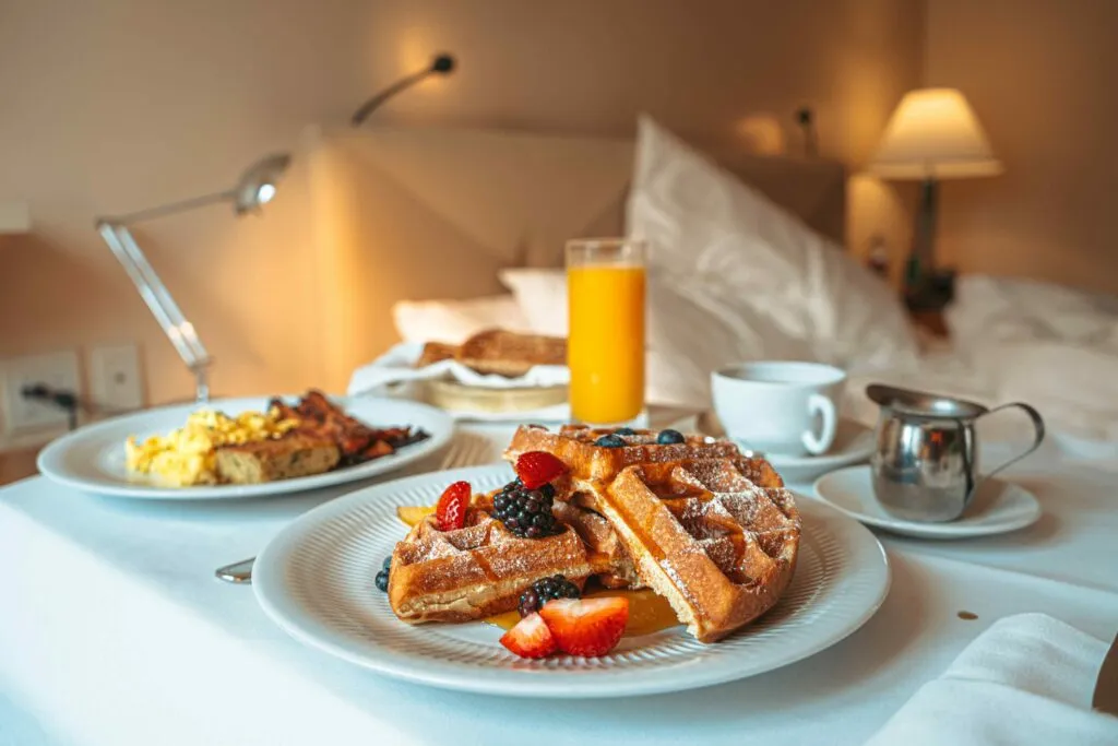 Desayuno de Robert De Niro con café, jugo de naranja, huevos y bagel inspirado en la tradición gastronómica de Nueva York.