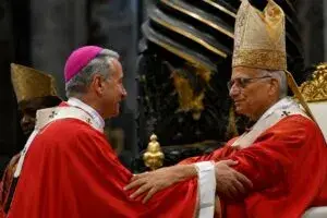 Arzobispo Hicks recibe el palio del papa León XIV en Roma durante una ceremonia que fortalece el vínculo entre Nueva York y la Iglesia.