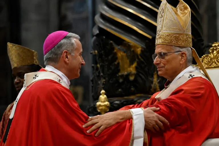Arzobispo Hicks recibe el palio del papa León XIV en Roma durante una ceremonia que fortalece el vínculo entre Nueva York y la Iglesia.