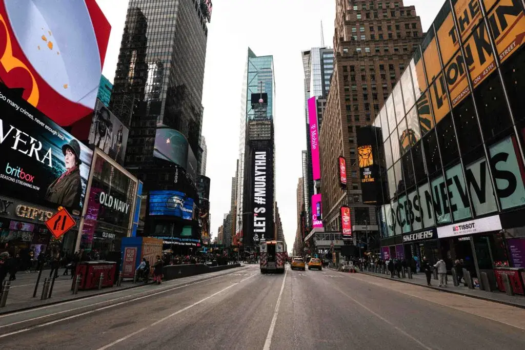 Estudiantes presentan gratis exámenes de empleo público en Nueva York para acceder a oportunidades laborales gubernamentales.