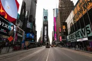 Estudiantes presentan gratis exámenes de empleo público en Nueva York para acceder a oportunidades laborales gubernamentales.
