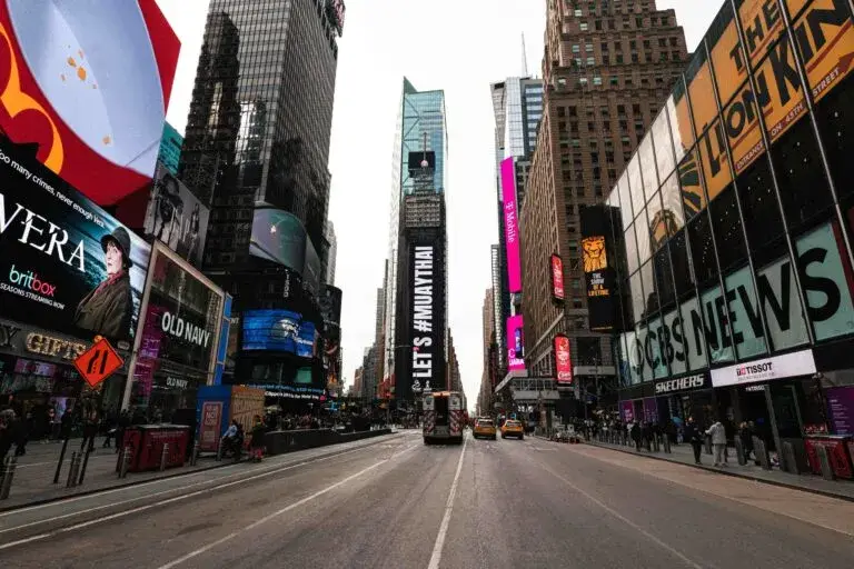 Estudiantes presentan gratis exámenes de empleo público en Nueva York para acceder a oportunidades laborales gubernamentales.