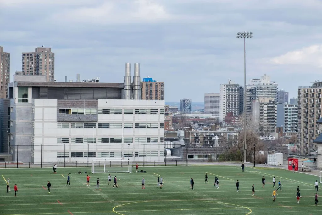 Fútbol en Nueva York con canchas comunitarias llenas de jugadores rumbo al Mundial FIFA 2026.