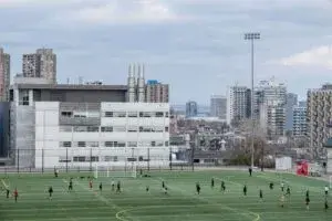 Fútbol en Nueva York con canchas comunitarias llenas de jugadores rumbo al Mundial FIFA 2026.