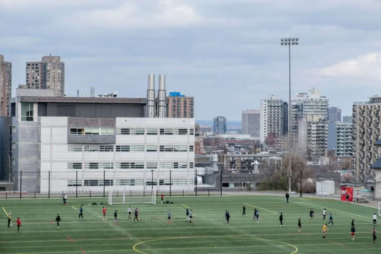 Fútbol en Nueva York con canchas comunitarias llenas de jugadores rumbo al Mundial FIFA 2026.