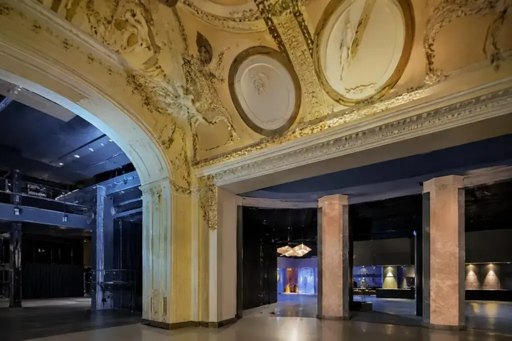 Discoteca Palladium diseñada por Arata Isozaki en Nueva York con arquitectura innovadora y arte contemporáneo.