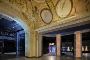 Discoteca Palladium diseñada por Arata Isozaki en Nueva York con arquitectura innovadora y arte contemporáneo.