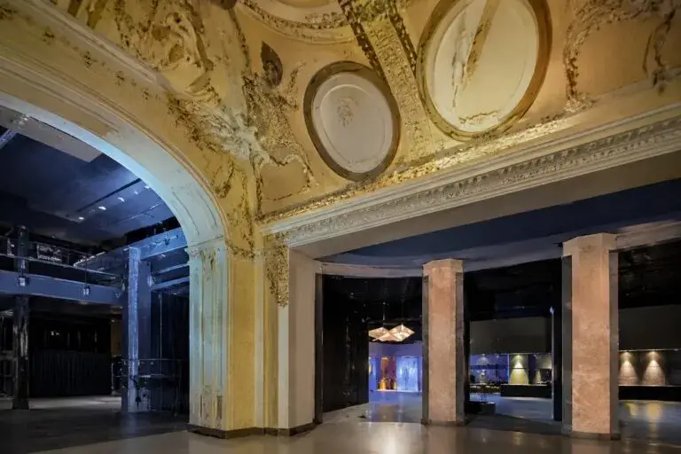 Discoteca Palladium diseñada por Arata Isozaki en Nueva York con arquitectura innovadora y arte contemporáneo.