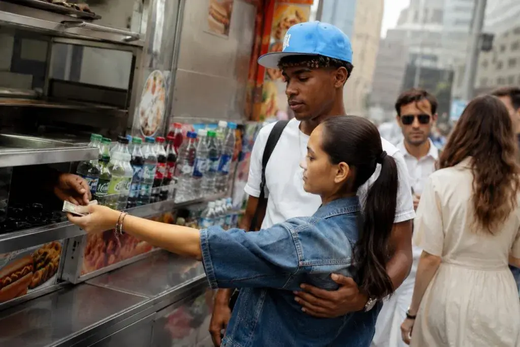 Lamine Yamal Nueva York disfruta un food truck durante un paseo familiar antes de la final del Mundial.