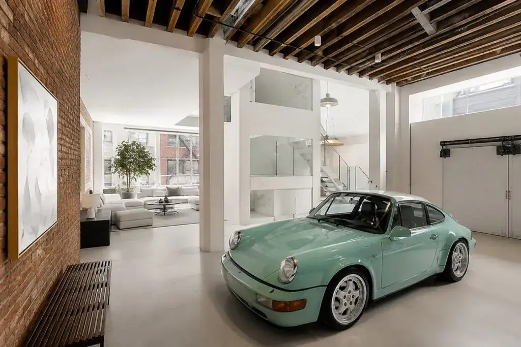 Loft en SoHo de Nueva York con Porsche 911 clásico integrado al diseño residencial de lujo.