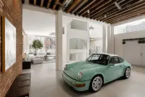Loft en SoHo de Nueva York con Porsche 911 clásico integrado al diseño residencial de lujo.