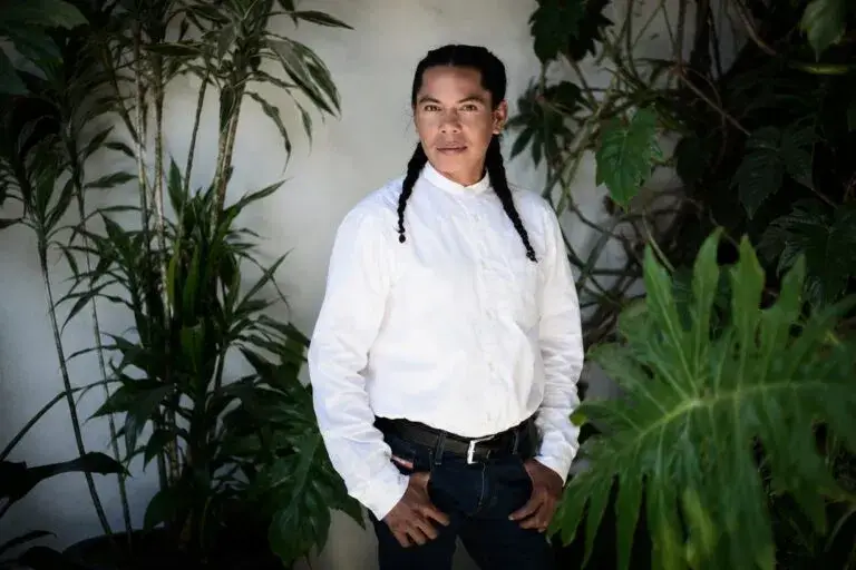 Lukas Avendaño recibe el Premio a la Excelencia Artística en Nueva York por su destacada trayectoria en el arte contemporáneo.