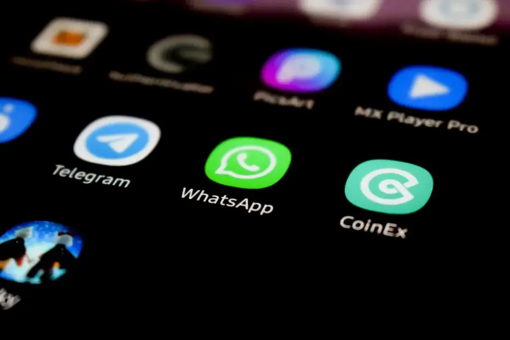 Comunidad hispana en Nueva York accede a información oficial mediante WhatsApp e Instagram con servicios y recursos municipales.
