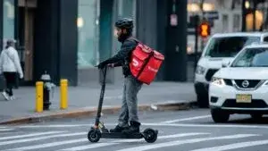Repartidor de comida en Nueva York beneficiado por las nuevas leyes sobre propinas para repartidores.