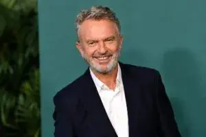 Sam Neill, protagonista de Parque Jurásico, durante un evento relacionado con su trayectoria cinematográfica.
