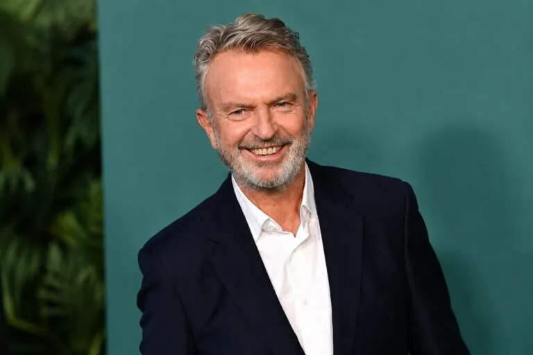 Sam Neill, protagonista de Parque Jurásico, durante un evento relacionado con su trayectoria cinematográfica.