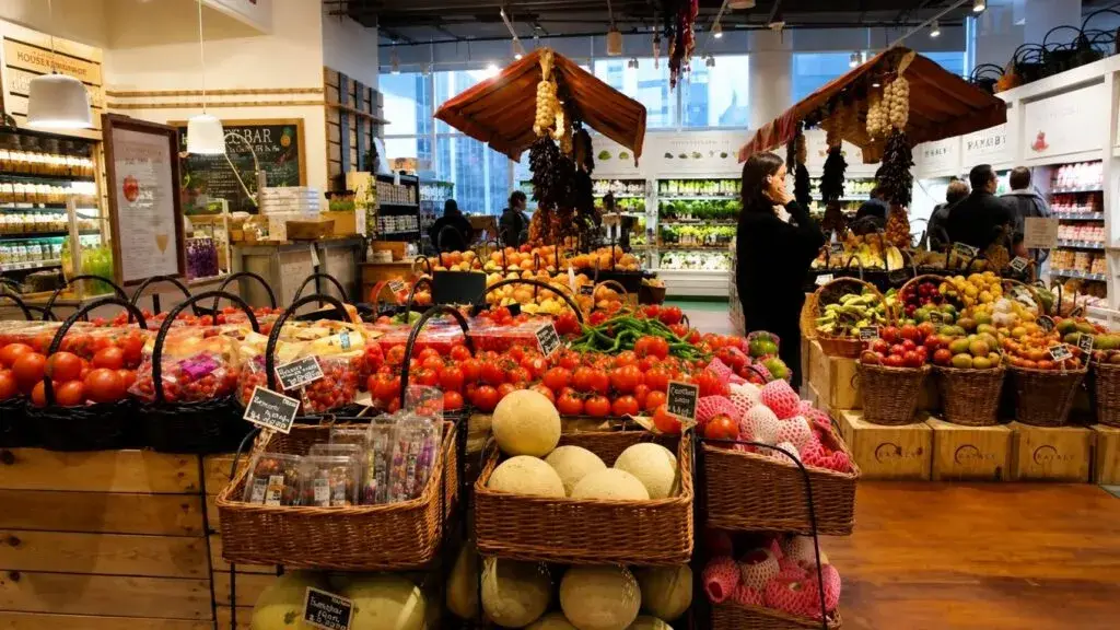 Supermercados municipales con alimentos básicos a menor costo en Nueva York para reducir el gasto familiar.