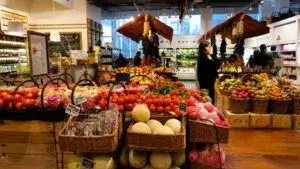 Supermercados municipales con alimentos básicos a menor costo en Nueva York para reducir el gasto familiar.
