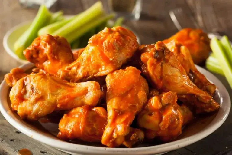 Alitas de pollo estilo Buffalo servidas en un restaurante de Nueva York.
