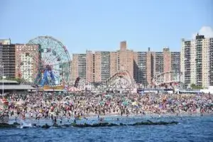 Vista del parque Coney Island con la montaña rusa Cyclone y el paseo marítimo en Brooklyn, Nueva York.