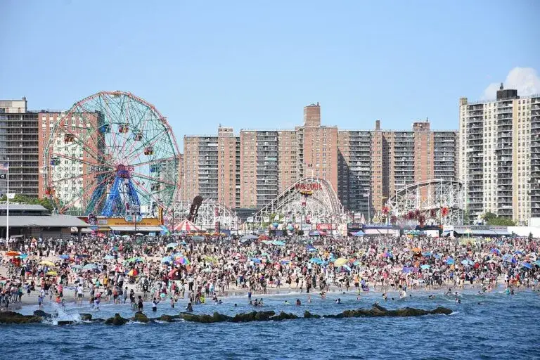 Vista del parque Coney Island con la montaña rusa Cyclone y el paseo marítimo en Brooklyn, Nueva York.