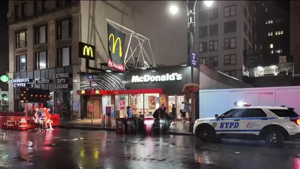 Un turista de 19 años fue apuñalado dentro de un McDonald’s cercano a Penn Station en Manhattan, Nueva York.