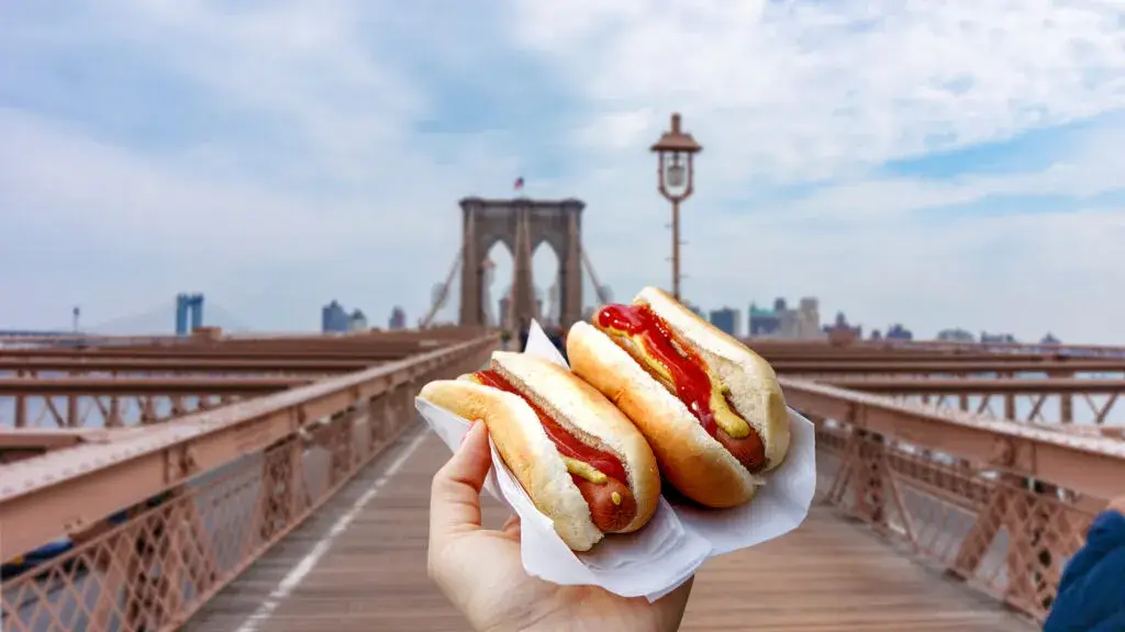 Carrito tradicional de hot dogs en las calles de Nueva York, uno de los símbolos gastronómicos de la ciudad.