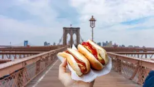 Carrito tradicional de hot dogs en las calles de Nueva York, uno de los símbolos gastronómicos de la ciudad.
