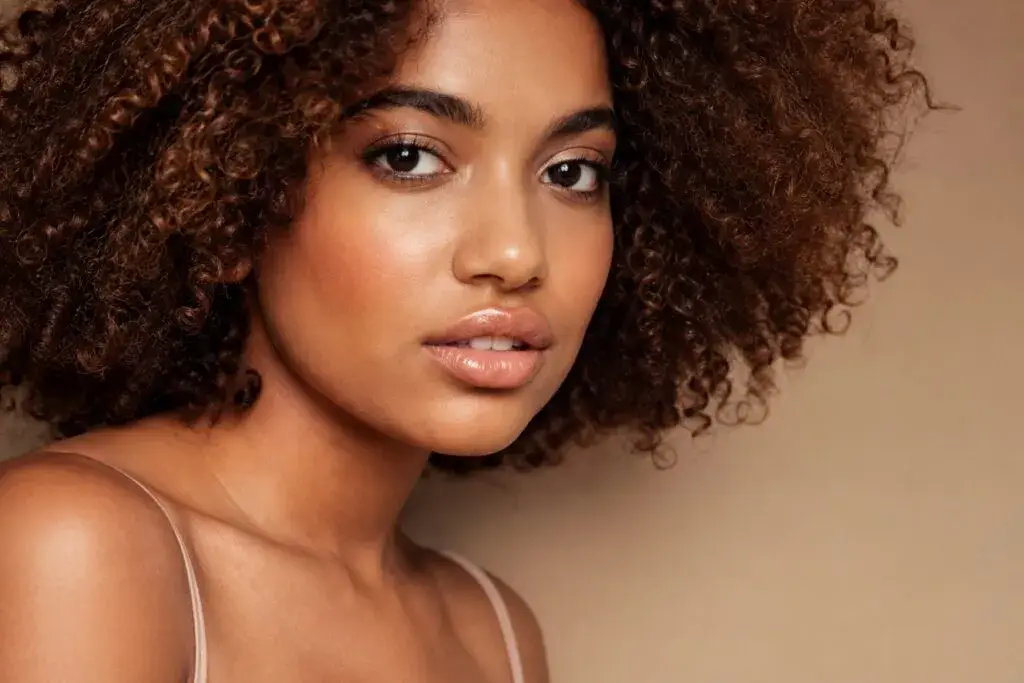 Cabello afro gana protagonismo en Nueva York durante una experiencia vinculada con la Semana de la Moda.