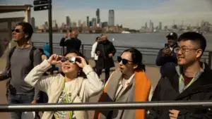Eclipse solar del 12 de agosto visto parcialmente sobre Nueva York y Nueva Jersey durante el fenómeno astronómico de 2026.