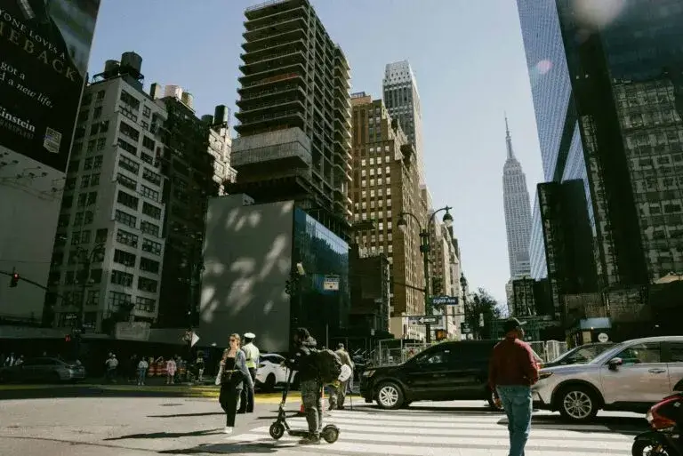 Personas caminando bajo altas temperaturas durante la ola de calor en Nueva York.