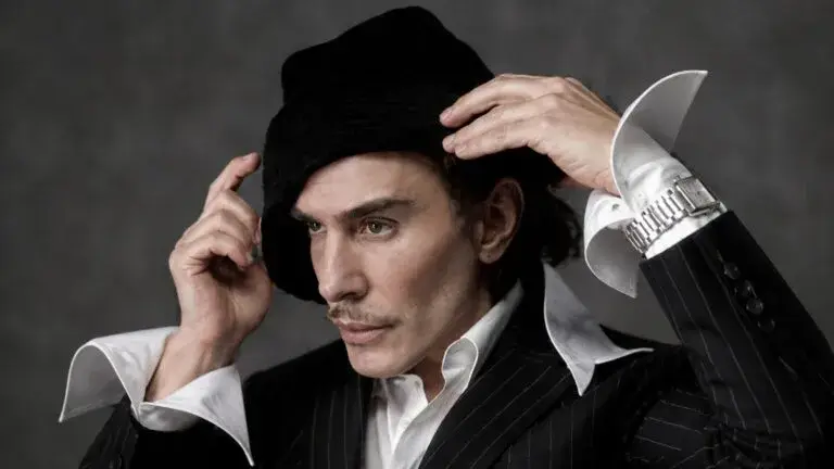 Imagen editorial relacionada con John Galliano y el Metropolitan Museum of Art de Nueva York, tras cancelarse la exposición dedicada a su trayectoria.