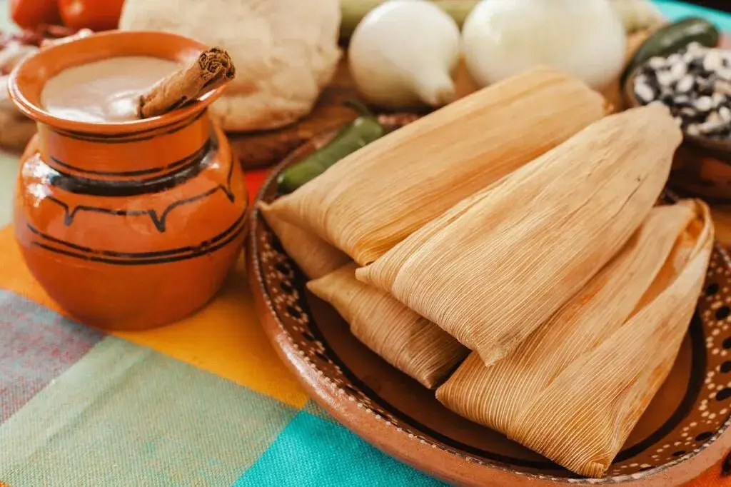 Tamales en Nueva York servidos al estilo tradicional mexicano junto a una estación del metro de la ciudad.