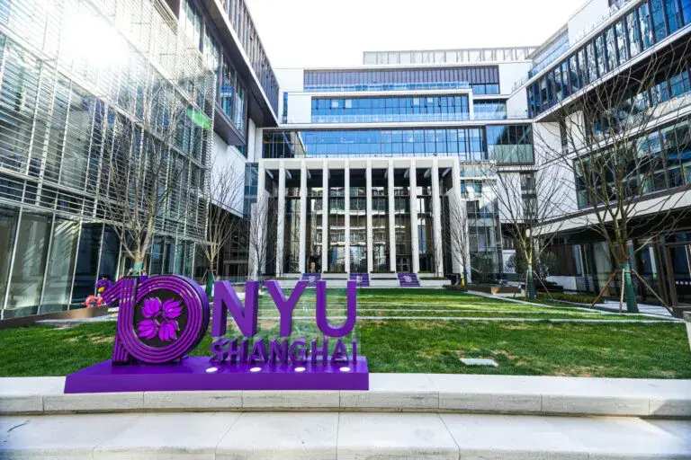 Campus de una universidad en Nueva York con estudiantes caminando entre edificios históricos y modernos.
