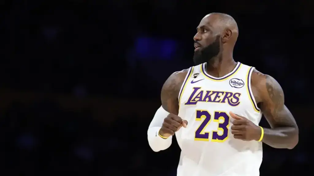 LeBron James durante un partido de la NBA mientras crecen los rumores sobre Nueva York y su futuro profesional.
